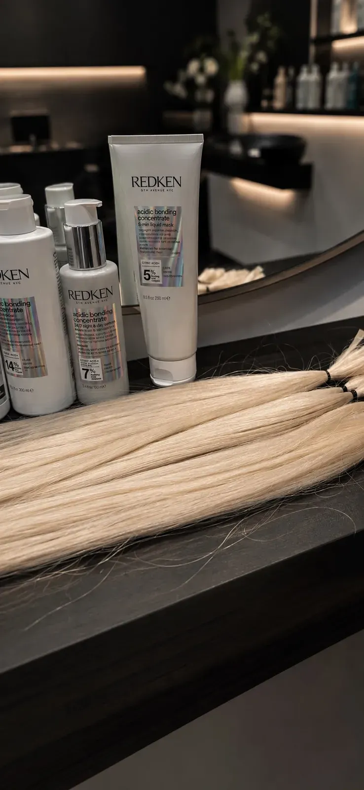 Aufgehellte blonde Längen neben der Acidic-Bonding-Pflege auf der Ablage