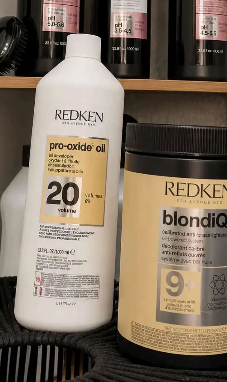 REDKEN Pro-Oxide Oil Entwickler und blondiQ Blondierpulver im Regal