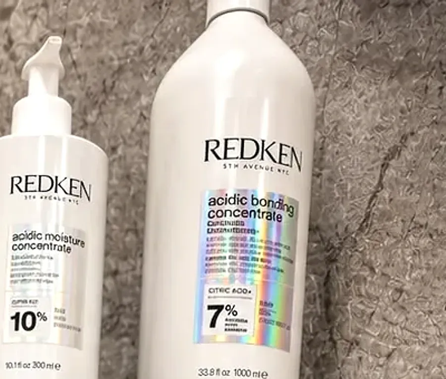 REDKEN Acidic Bonding Concentrate Conditioner neben der Feuchtigkeitspflege