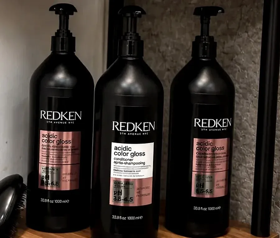 REDKEN Acidic Color Gloss Shampoo und Conditioner im Regal