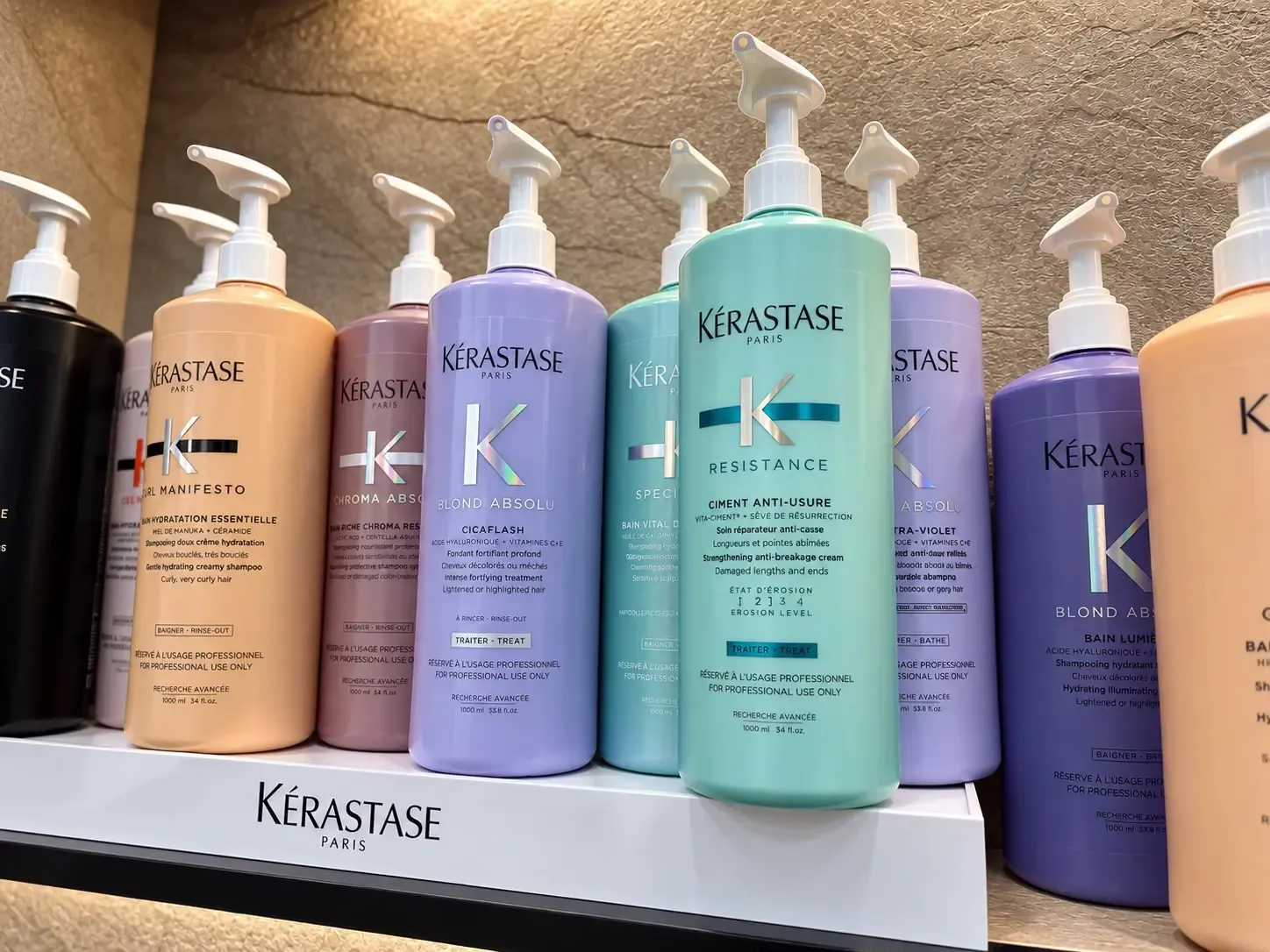 Kérastase Salonflaschen von Résistance, Chroma Absolu und Blond Absolu im Regal