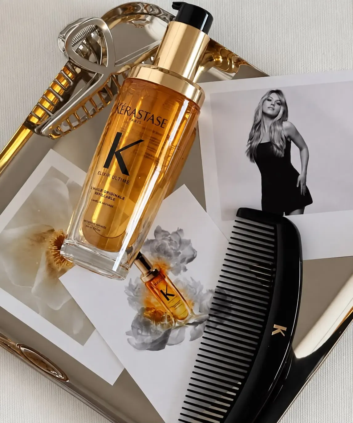 Kérastase Elixir Ultime Haaröl mit Kamm und Haarspange auf dem Spiegeltablett