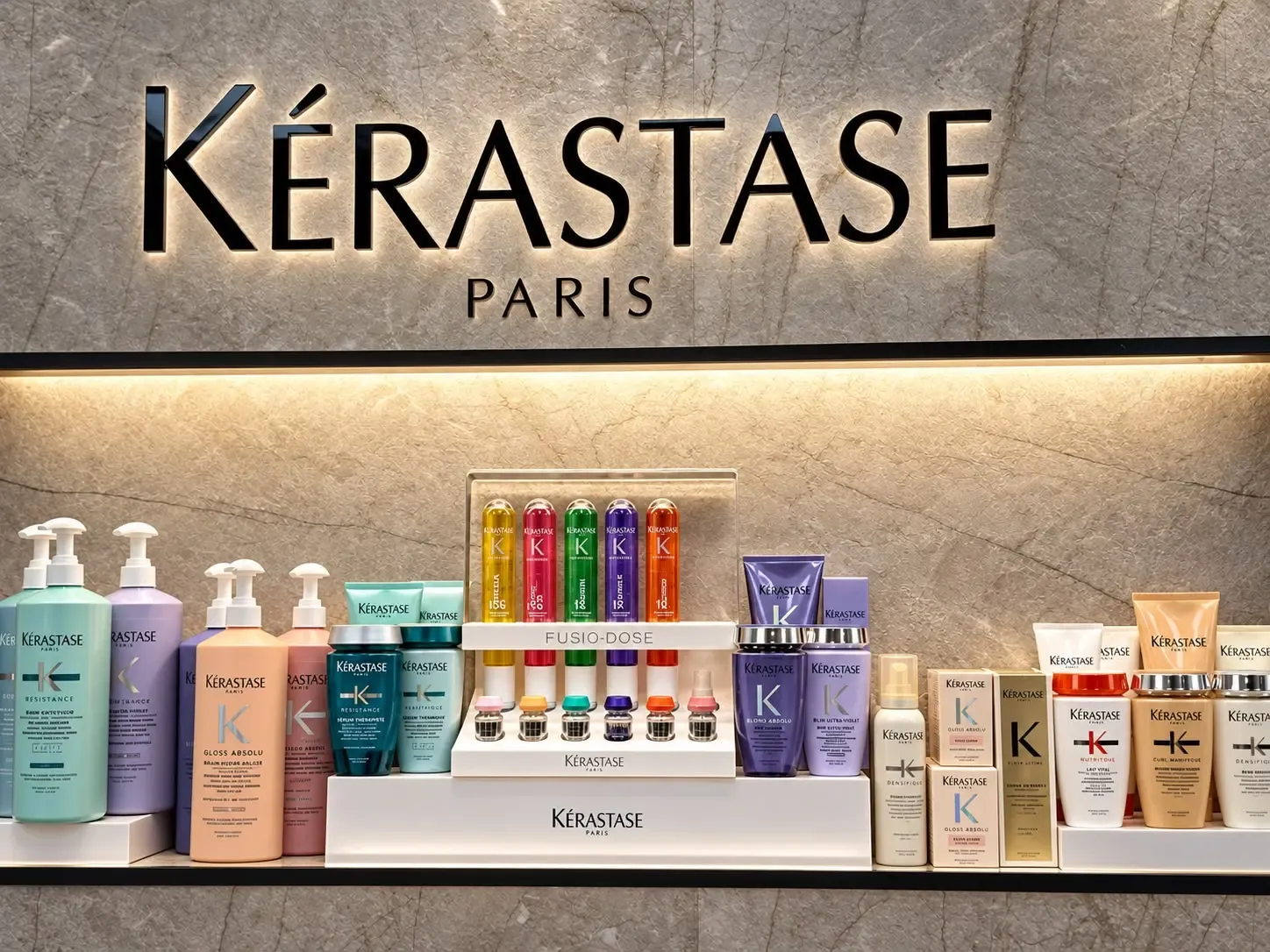 Kérastase Elixir Ultime und Chronologiste Haaröle neben Rundbürsten