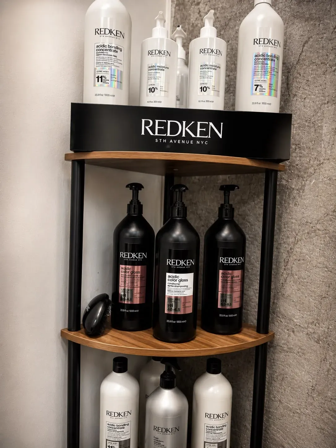 Regal mit REDKEN Acidic Bonding und Acidic Moisture