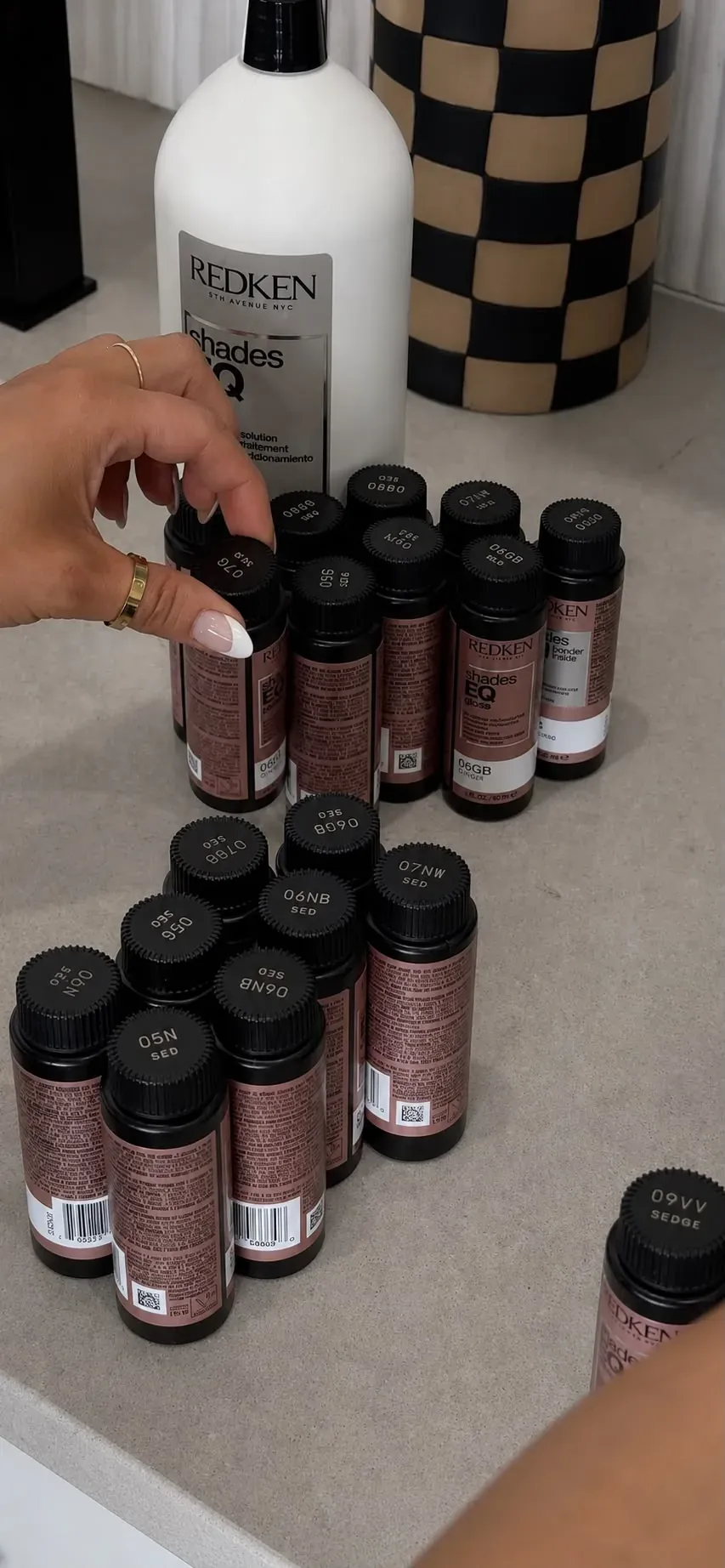 REDKEN Shades EQ Nuancen auf der Ablage im Salon