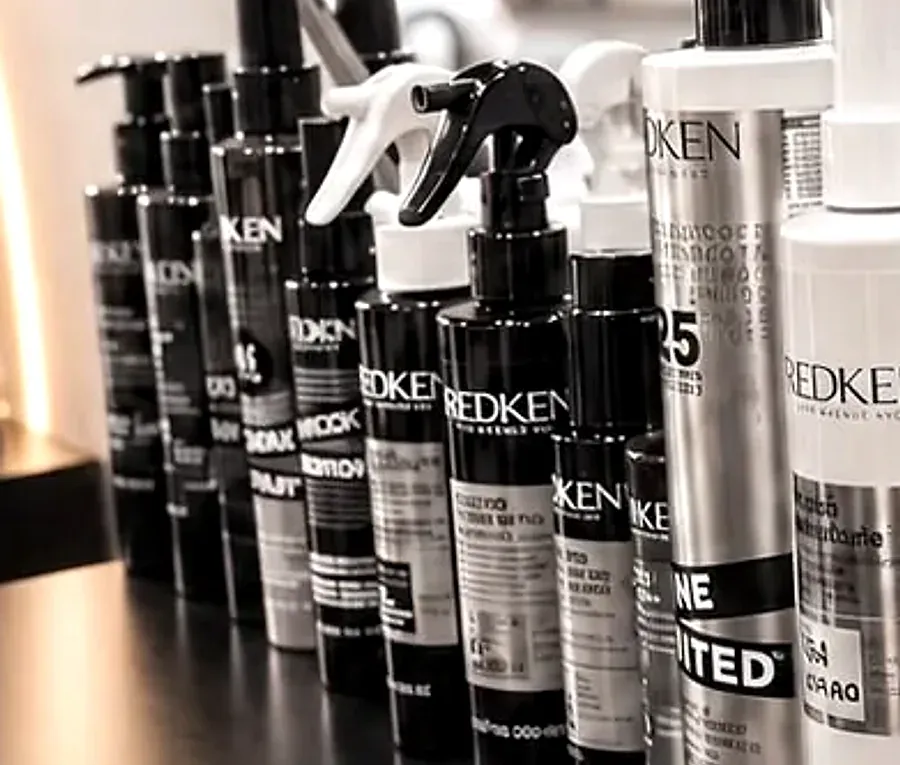 Stylingsprays der Reihe nach am Stylingplatz