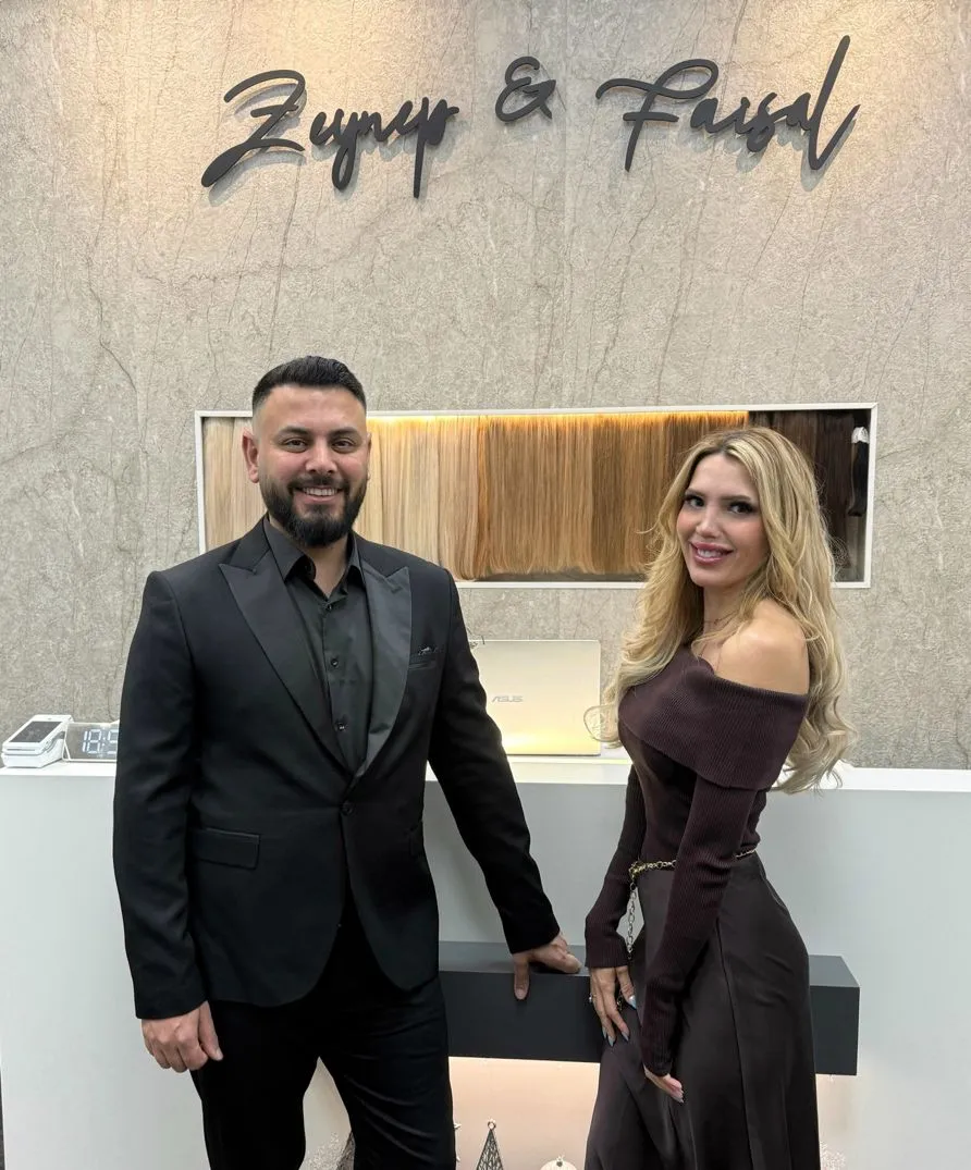 Zeynep und Faisal vor dem Empfang im Salon